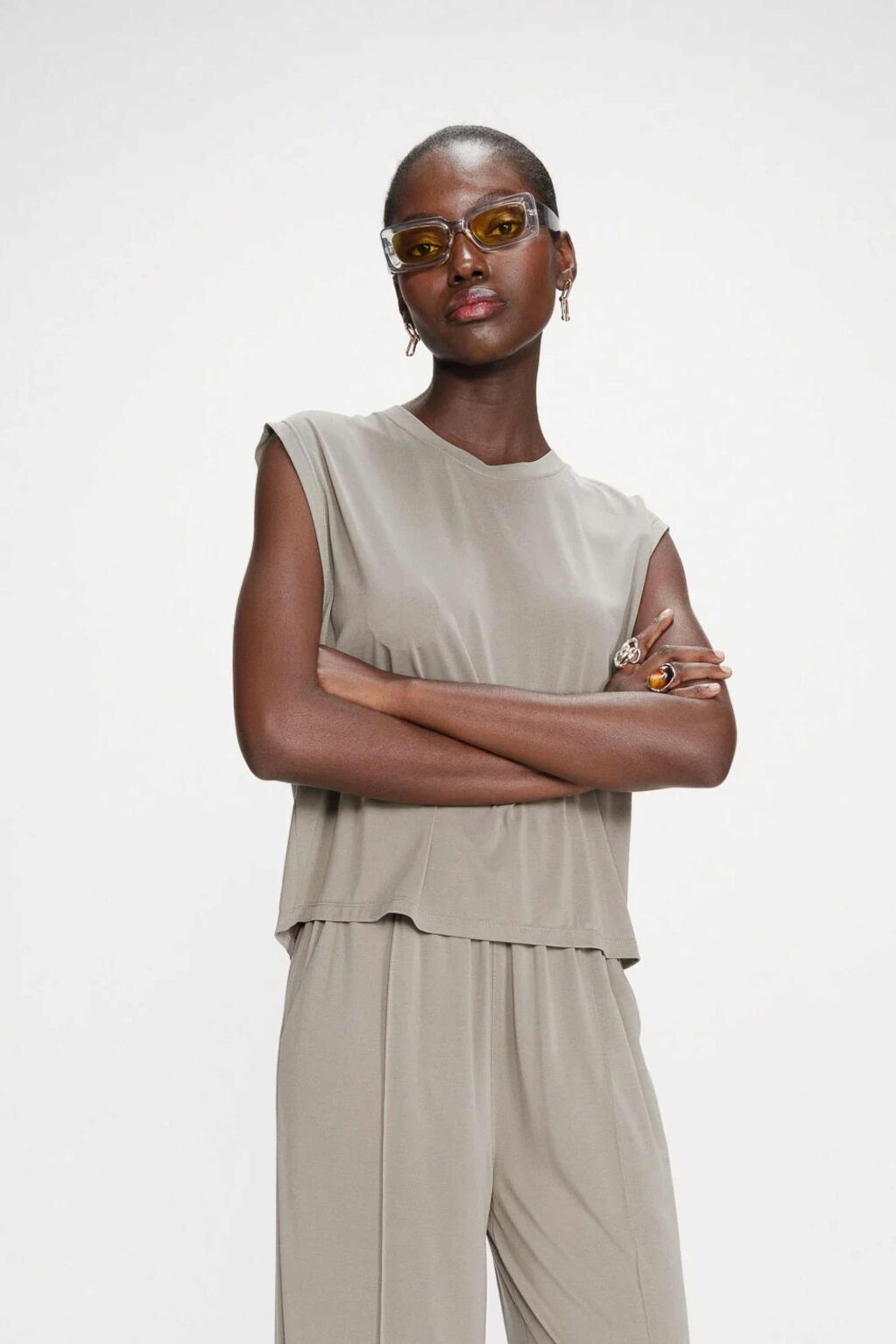 GRACE & MILA: TOP SIN MANGAS KAKI PARMA - top-sin-mangas.jpg