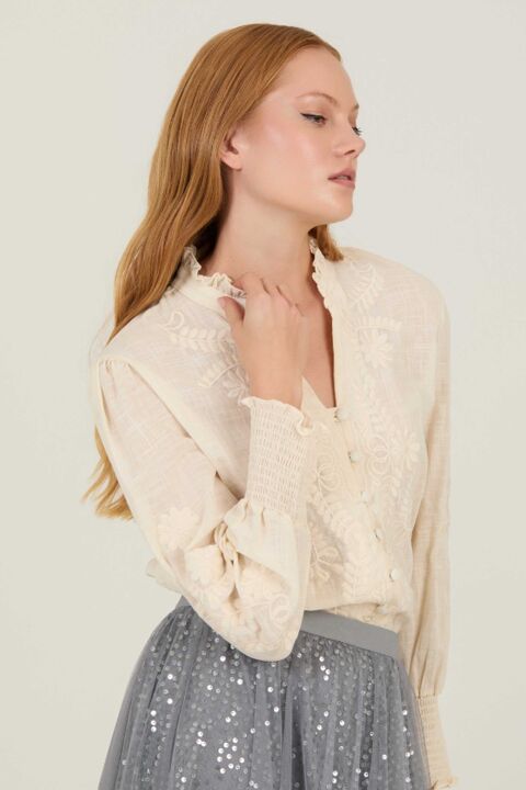 BLUSA BEIGE CON BORDADO