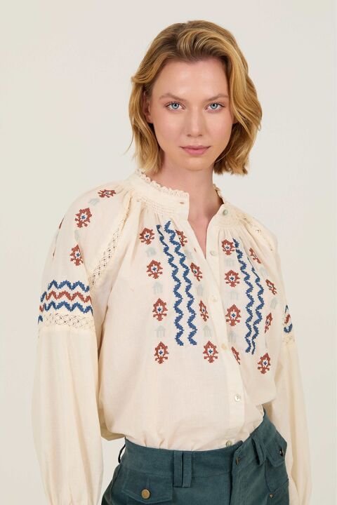 BLUSA DETALLES BORDADOS