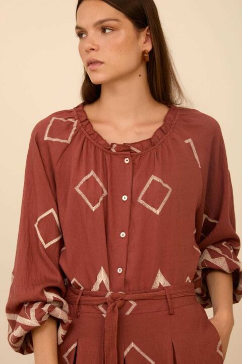MEISÏE: BLUSA CON BORDADO CONTRASTE