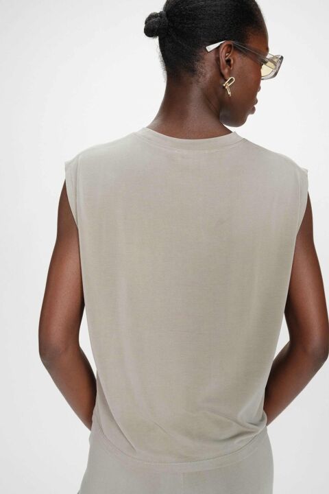 GRACE & MILA: TOP SIN MANGAS KAKI PARMA - 8-03954.jpg